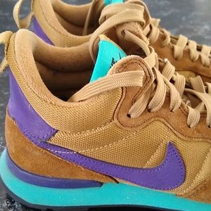 AC10 Nike Internationalist Mid 683967-300 Gold